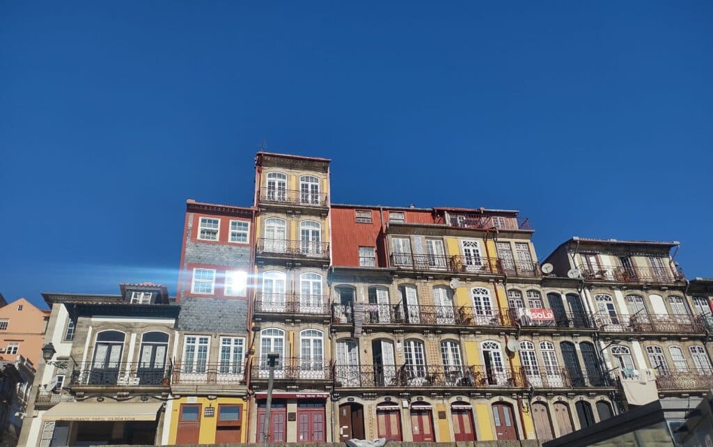 Casas coloridas no Cais da Ribeira do Porto durante o dia