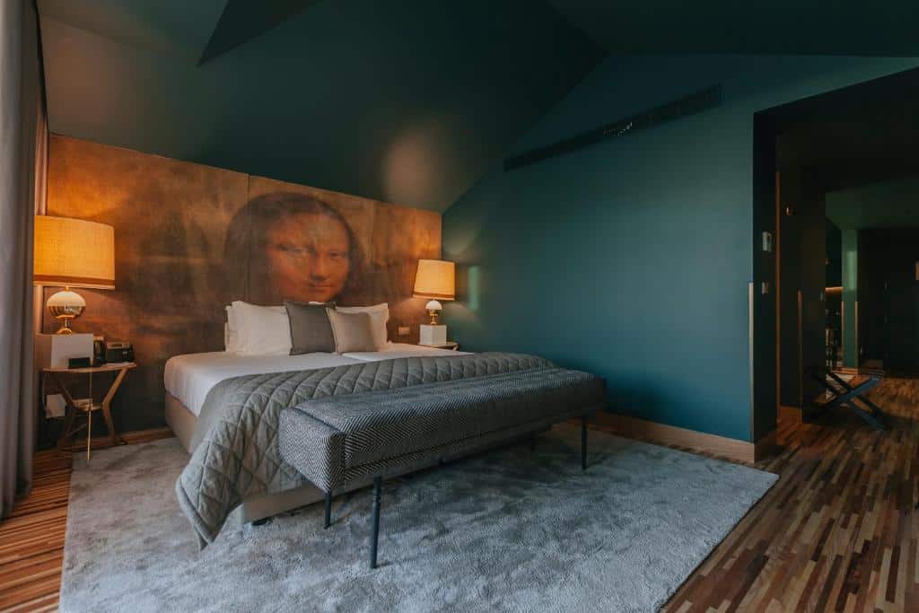 Quarto do hotel Torel Avantgarde, no Porto, com cama de casal e banco estofado aos pés da cama
