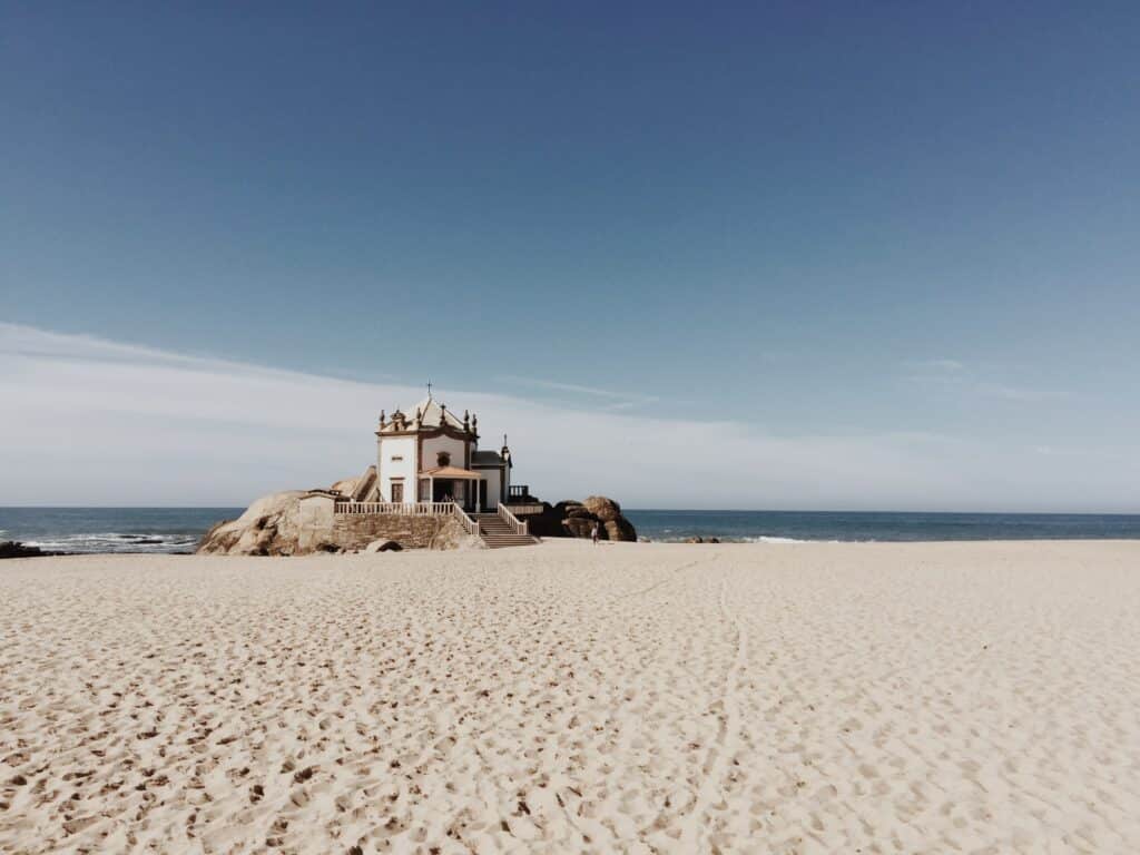 Praia do Senhor da Pedra, em Vila Nova de Gaia, com a capela sobre os rochedos junto ao mar