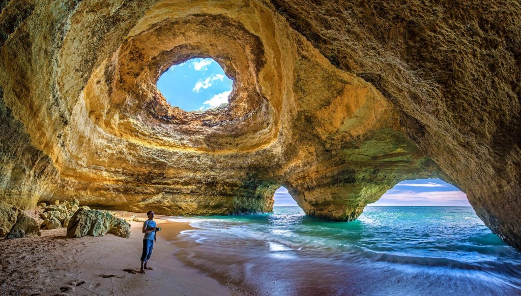 Uma das lindas praias em Algarve em Portugal