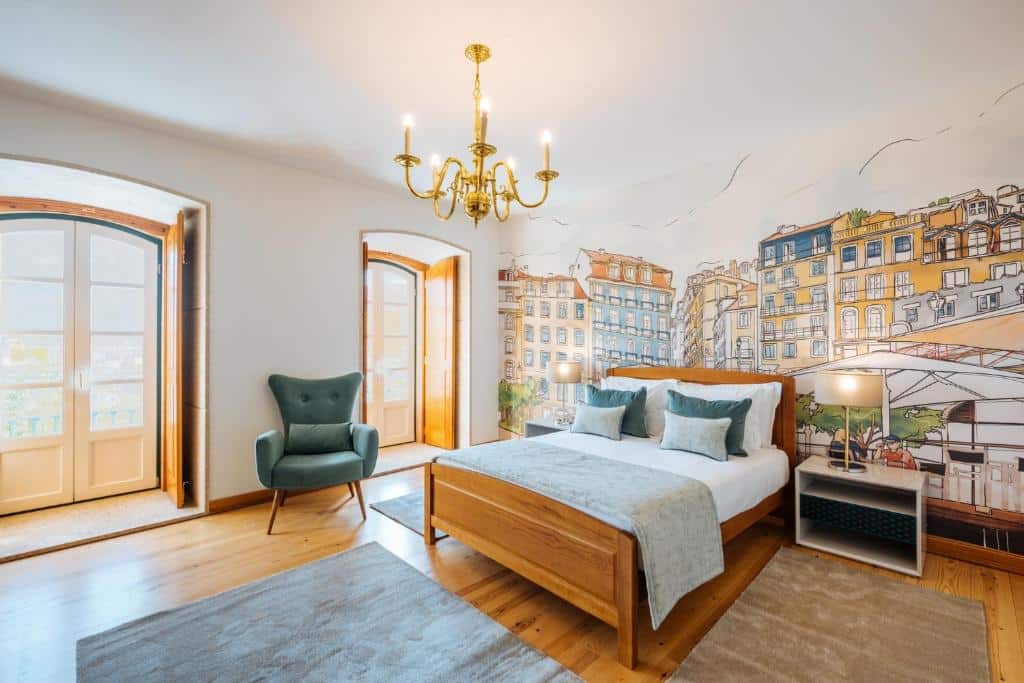 Quarto do Varandas de Lisboa com cama de madeira, poltrona verde e um mural de prédios. Há duas janelas em arco e um candeeiro de teto.